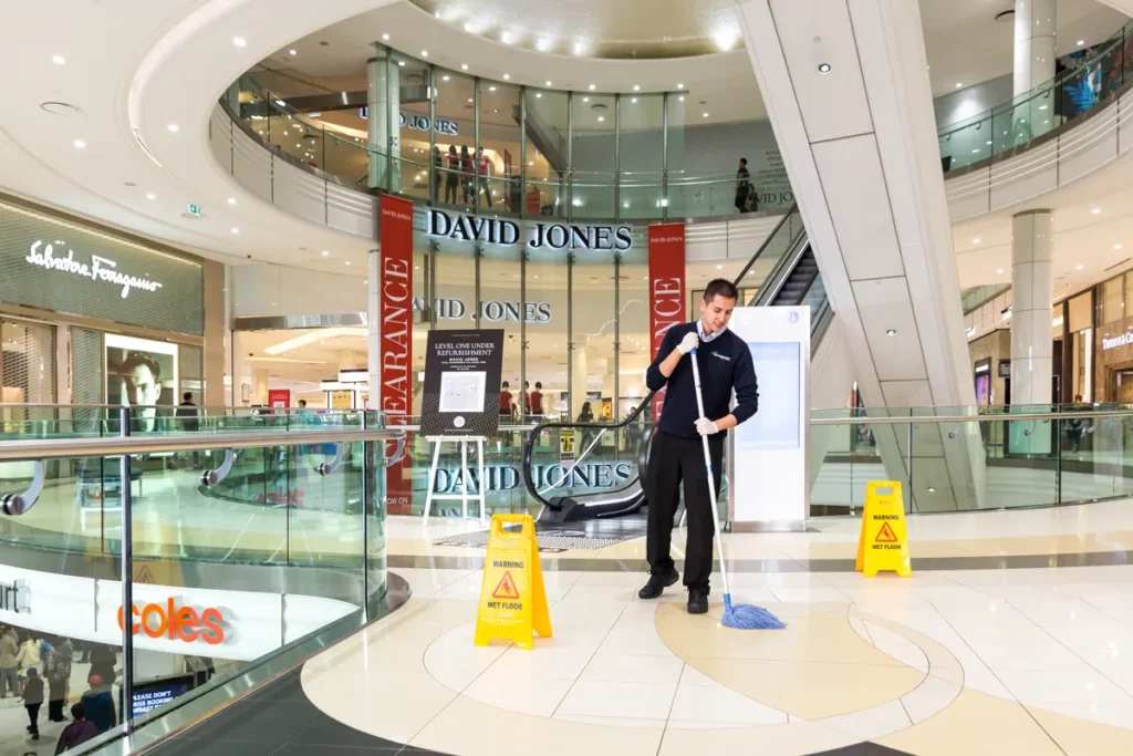 Curățenie într-un centru comercial