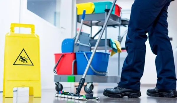 Curățenie generală cu echipament profesional