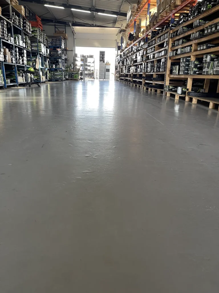 Pardoseală de hală industrială după spălare mecanizată